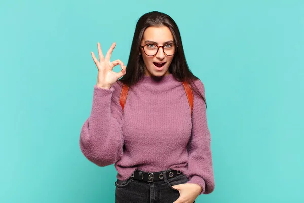 Jovem Mulher Bonita Sentindo Bem Sucedida Satisfeita Sorrindo Com Boca — Fotografia de Stock