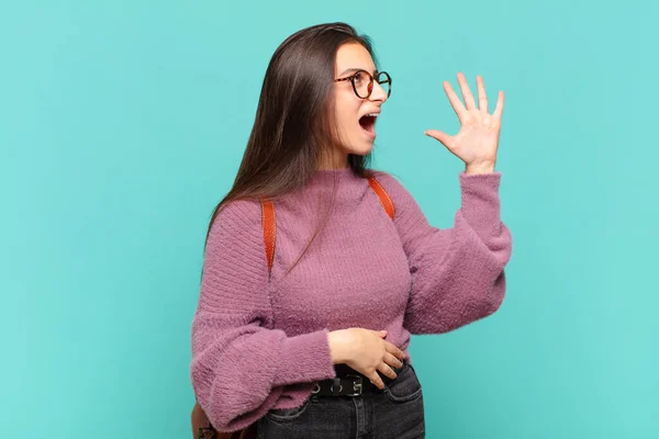 横にスペースをコピーするために大声で怒って叫んで若いきれいな女性 手で口の横に 学生のコンセプト — ストック写真