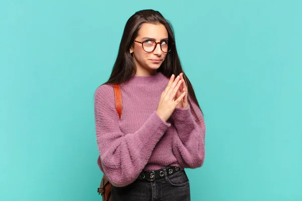 Jonge Mooie Vrouw Samenzwering Samenzwering Denken Sluwe Trucs Bedriegers Sluw — Stockfoto