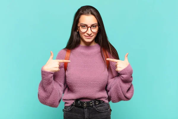 Ung Vacker Kvinna Ser Stolt Positiv Och Avslappnad Pekar Bröstet — Stockfoto