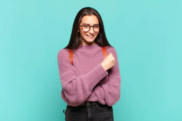 Jonge Mooie Vrouw Die Zich Gelukkig Positief Succesvol Voelt Gemotiveerd — Stockfoto