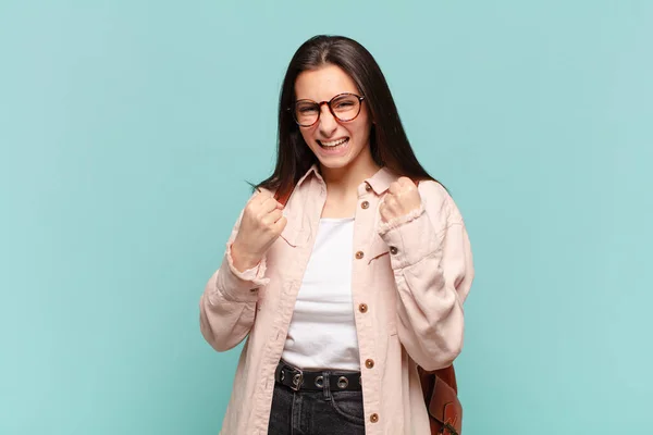 Jovem Mulher Bonita Gritando Triunfalmente Rindo Sentindo Feliz Animado Celebrar — Fotografia de Stock