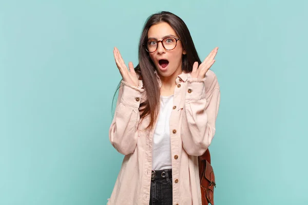 Joven Bonita Mujer Sintiéndose Sorprendido Emocionado Riendo Sorprendido Feliz Debido — Foto de Stock