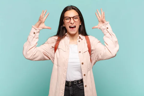 Jeune Jolie Femme Criant Les Mains Air Sentant Furieuse Frustrée — Photo