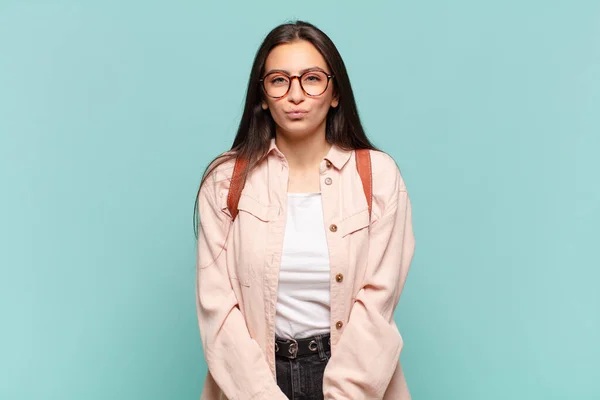 Jonge Mooie Vrouw Drukken Lippen Samen Met Een Leuke Leuke — Stockfoto