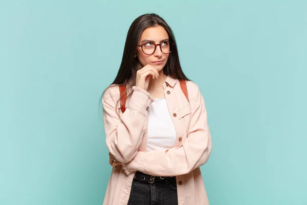 Jonge Mooie Vrouw Denken Gevoel Twijfelachtig Verward Met Verschillende Opties — Stockfoto