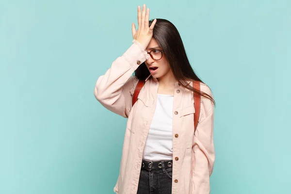Young Pretty Woman Raising Palm Forehead Thinking Oops Making Stupid — Stockfoto