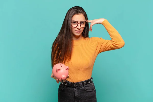 Jonge Mooie Vrouw Voelt Zich Verward Verbaasd Tonen Dat Gek — Stockfoto