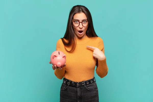 Joven Bonita Mujer Mirando Sorprendido Sorprendido Con Boca Abierta Apuntando — Foto de Stock