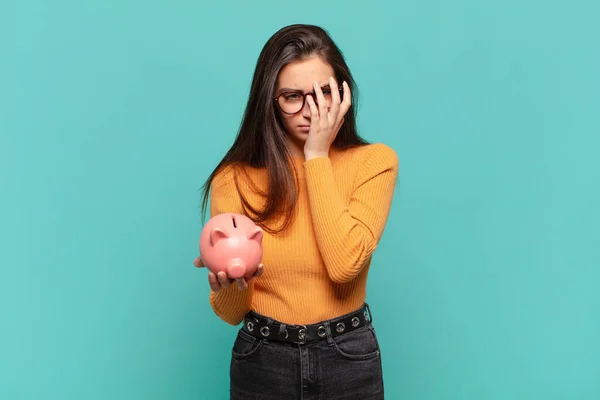 Joven Bonita Mujer Sintiéndose Aburrida Frustrada Soñolienta Después Una Tarea — Foto de Stock