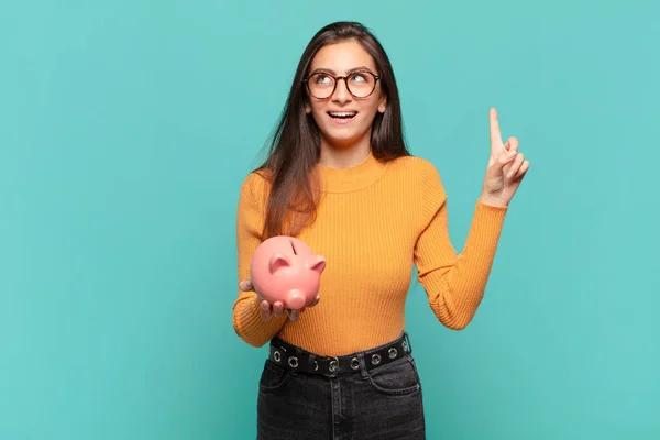 Joven Bonita Mujer Sintiéndose Como Genio Feliz Emocionado Después Darse — Foto de Stock