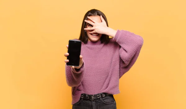 Mujer Bonita Joven Mirando Sorprendido Asustado Aterrorizado Cubriendo Cara Con — Foto de Stock