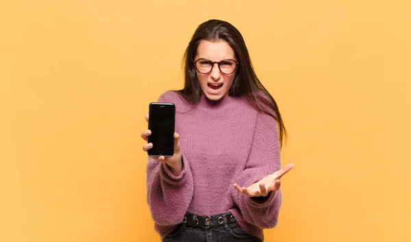 Ung Vacker Kvinna Ser Arg Irriterad Och Frustrerad Skrikande Wtf — Stockfoto