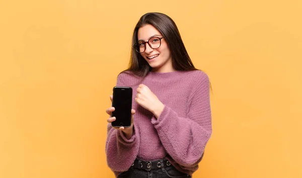 Junge Hübsche Frau Die Sich Glücklich Positiv Und Erfolgreich Fühlt — Stockfoto