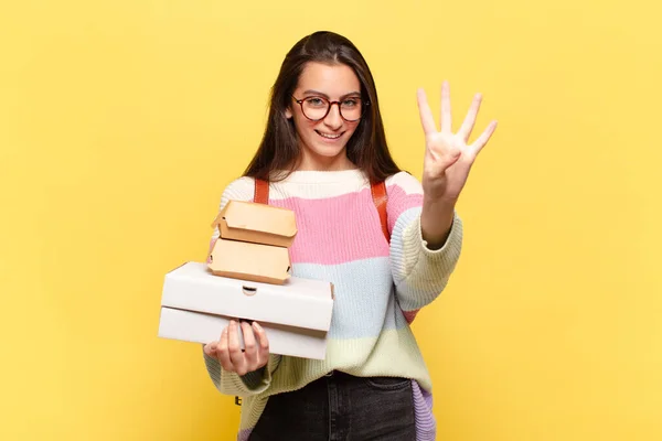 Joven Bonita Mujer Sonriendo Buscando Amigable Mostrando Número Cuatro Cuarto — Foto de Stock