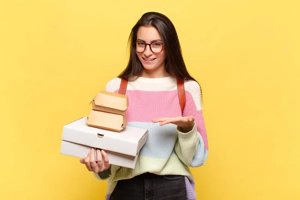 Jonge Mooie Vrouw Die Vrolijk Lacht Zich Gelukkig Voelt Een — Stockfoto