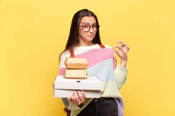 Jonge Mooie Vrouw Die Arrogant Succesvol Positief Trots Uitziet Wijzend — Stockfoto