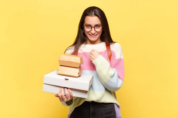 Jonge Mooie Vrouw Die Zich Gelukkig Positief Succesvol Voelt Gemotiveerd — Stockfoto