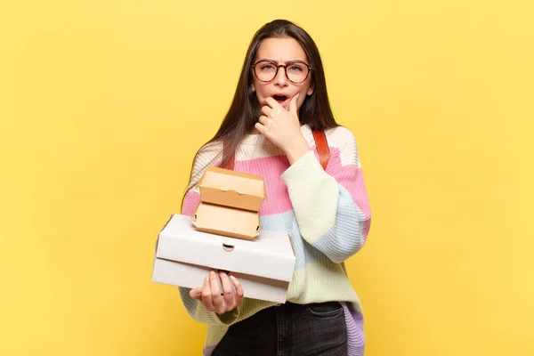 Jonge Mooie Vrouw Met Mond Ogen Wijd Open Hand Kin — Stockfoto