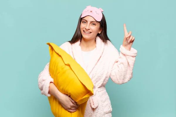 Joven Bonita Mujer Sintiéndose Como Genio Feliz Emocionado Después Darse — Foto de Stock