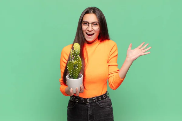 Jovem Mulher Bonita Sentindo Feliz Animado Surpreso Chocado Sorrindo Surpreso — Fotografia de Stock