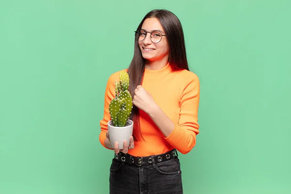 Jovem Mulher Bonita Sentindo Feliz Positiva Bem Sucedida Motivada Enfrentar — Fotografia de Stock