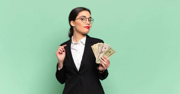 Jonge Mooie Vrouw Die Arrogant Succesvol Positief Trots Uitziet Wijzend — Stockfoto