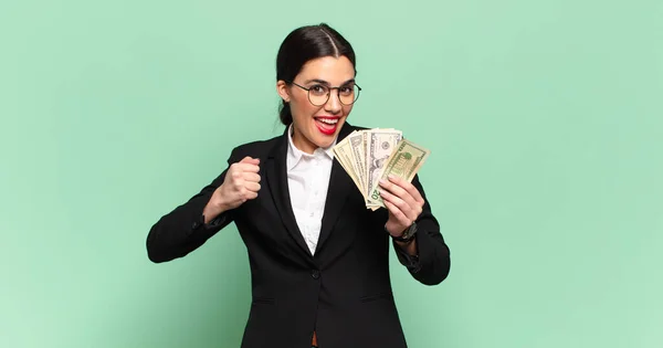 Jonge Mooie Vrouw Die Zich Gelukkig Positief Succesvol Voelt Gemotiveerd — Stockfoto