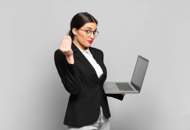 Genç ve güzel bir kadın sana borcunu ödemeni söyleyerek kapiş ya da para hareketi yapıyor. dizüstü bilgisayar