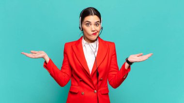 Genç ve güzel bir kadın şaşkın ve şaşkın hissediyor, şüpheci, farklı seçenekleri tartıyor ya da komik bir ifadeyle seçiyor. tele pazarlamacı kavramı