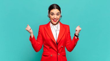 Genç, güzel bir kadın şok olmuş, heyecanlı ve mutlu hissediyor, gülüyor ve başarıyı kutluyor, vay canına! tele pazarlamacı kavramı