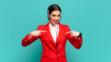 Genç, güzel bir kadın mutlu, şaşırmış ve gururlu hissediyor. Heyecanlı ve şaşkın bir bakışla kendini işaret ediyor. tele pazarlamacı kavramı