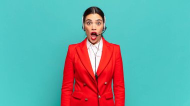 Genç ve güzel bir kadın şok olmuş ya da şaşırmış görünüyor, ağzı açık bir şekilde 