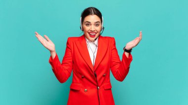 Genç, güzel bir kadın mutlu, heyecanlı, şaşırmış ya da şok olmuş hissediyor. İnanılmaz bir şeye gülümsüyor ve hayrete düşüyor. tele pazarlamacı kavramı