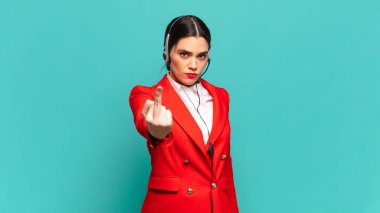 Genç ve güzel bir kadın kızgın, sinirli, isyankar ve agresif hissediyor. Orta parmağını hareket ettiriyor, karşı koyuyor. tele pazarlamacı kavramı