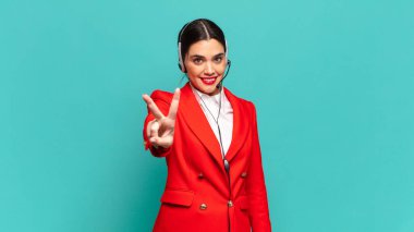 Genç, güzel bir kadın gülümsüyor ve arkadaş canlısı görünüyor. İki ya da iki numarayı gösteriyor. Elleri önde, geriye doğru sayıyor. tele pazarlamacı kavramı