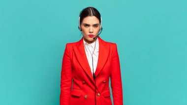 Genç, güzel bir kadın üzgün, üzgün ya da kızgın. Olumsuz bir tavırla yan yana bakıyor, anlaşmazlık içinde kaşlarını çatıyor. tele pazarlamacı kavramı