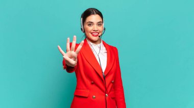 Genç, güzel bir bayan gülümsüyor ve arkadaş canlısı görünüyor. Dört ya da dört numarayı gösteriyor. Elleri önde ve geri sayıyor. tele pazarlamacı kavramı