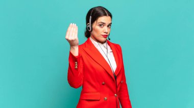 Genç ve güzel bir kadın sana borcunu ödemeni söyleyerek kapiş ya da para hareketi yapıyor. tele pazarlamacı kavramı