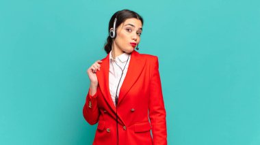 Genç ve güzel bir kadın kibirli, başarılı, pozitif ve gururlu görünüyor, kendini işaret ediyor. tele pazarlamacı kavramı