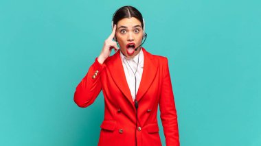 Genç, güzel bir kadın şaşırmış, ağzı açık, şok olmuş, yeni bir düşünce, fikir ya da konsept keşfediyor. tele pazarlamacı kavramı