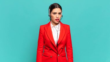 Genç, güzel bir kadın üzgün ve mızmızlanıyor. Mutsuz bir bakışı var. Olumsuz ve hayal kırıklığına uğramış bir tavırla ağlıyor. tele pazarlamacı kavramı