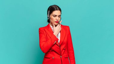 Genç ve güzel bir kadın yorgun, sıkıcı ve can sıkıcı bir işten sonra sıkılmış, hayal kırıklığına uğramış ve uykulu hissediyor, el ele tutuşarak. tele pazarlamacı kavramı