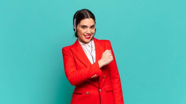 Genç ve güzel bir kadın mutlu, pozitif ve başarılı hisseder, bir meydan okumayla karşılaştığında ya da iyi sonuçları kutladığında motive olur. tele pazarlamacı kavramı