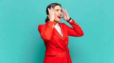 Genç, güzel bir kadın mutlu, heyecanlı ve şaşırmış hissediyor. İki eli de suratında yana bakıyor. tele pazarlamacı kavramı