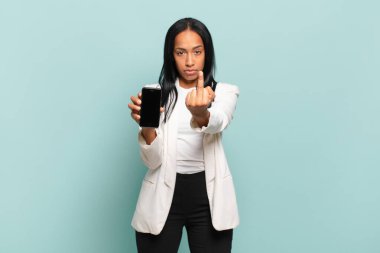 Genç siyahi kadın kızgın, sinirli, asi ve agresif hissediyordu. Orta parmağını sallayarak karşılık veriyordu. akıllı telefon kavramı