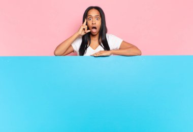 Genç siyahi kadın şaşırmış, ağzı açık, şok olmuş, yeni bir düşünce, fikir ya da konseptin farkına varıyor. boşluk konseptini kopyala