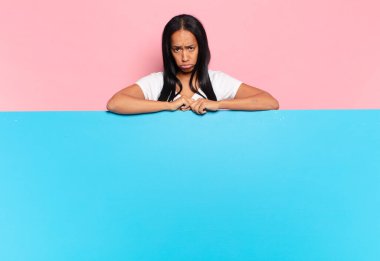 Genç siyahi kadın üzgün ve mızmızlanıyor. Mutsuz bir bakışla. Olumsuz ve hayal kırıklığına uğramış bir tavırla ağlıyor. boşluk konseptini kopyala