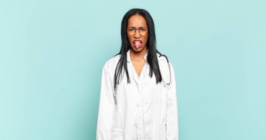 Genç siyahi kadın tiksinmiş ve rahatsız olmuş hissediyor. Dilini dışarı çıkarıyor. İğrenç ve iğrenç bir şeyden hoşlanmıyor. hekimlik kavramı