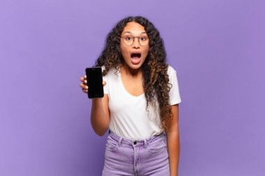 Genç İspanyol kadın şok olmuş ya da şaşırmış görünüyor, ağzı açık bir şekilde 